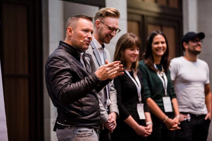 Zu sehen ist Leo Martin während seines Vortrags auf dem Awin Travel Day 2019