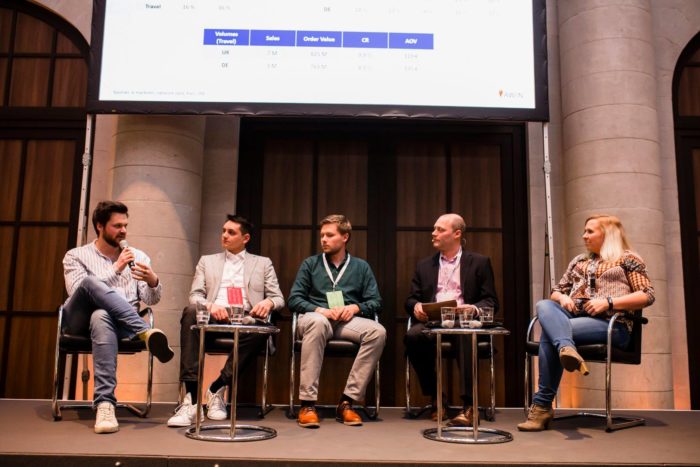 Zu sehen ist eine Podiumsdiskussion auf dem Awin Travel Day 2019