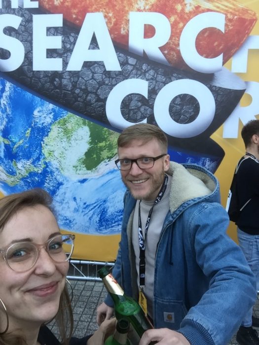 Nico und Julia vor einem Banner der Campixx 2019