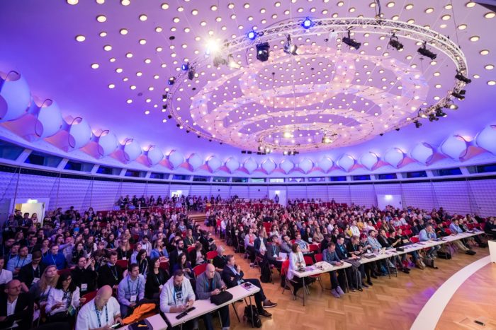 Zu sehen sind gespannte Zuhörer auf der AFBMC