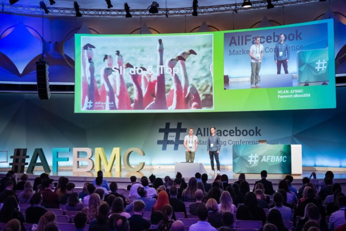 Zu sehen ist die Bühne der AFBMC mit zwei Speakern