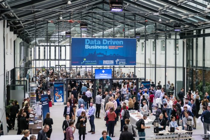 Zu sehen ist die große Halle, in der die Data Driven Business stattfindet