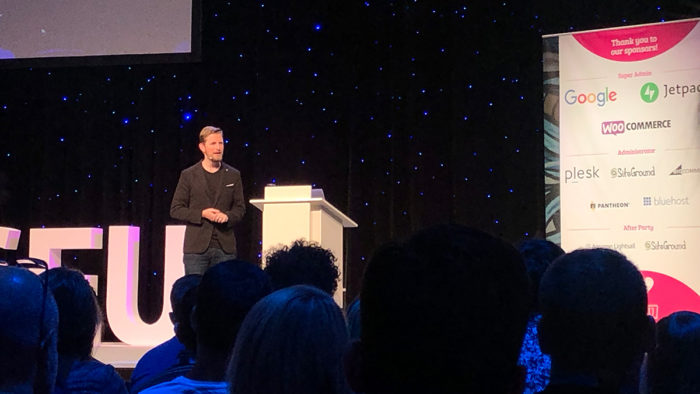 Zu sehen ist der Speaker Matt Mullenweg auf der Bühne des WordCamp Europe 2019