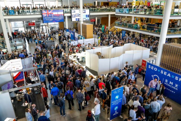 Zu sehen ist die große Ausstellungshalle mit den Ständen, in der die SMX stattfindet.