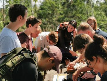 Eine Gruppe von Personen ist im Freien unterwegs