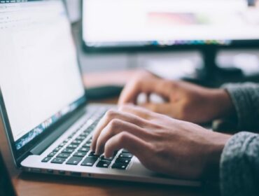 Bild eines Laptops an dem eine Person Serial Conten für Blogposts erstellt