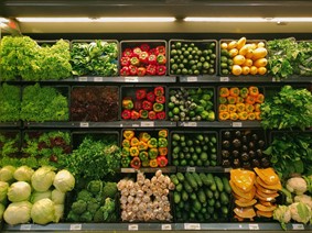 Bild einer organisierte Gemüseauslage im Supermarkt