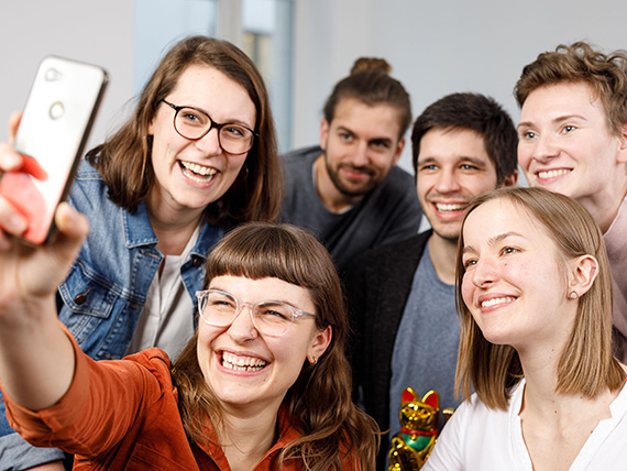 Wir schätzen ein, ob und wie Influencer-Kooperationen für dein Anliegen sinnvoll sind, was für die Umsetzung nötig ist, übernehmen die komplette Recherche, das Projektmanagement und die Produktion. 