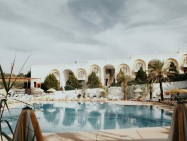 Bild von einem Hotelpool, leeres Hotel