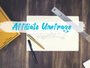 Schriftzug "Affiliate Umfrage" vor einem Arbeitsplatz