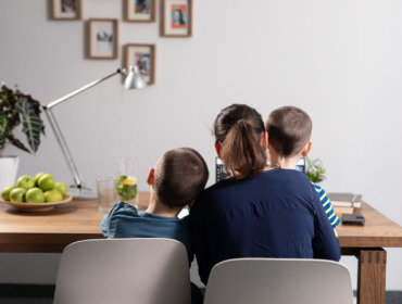 Homeoffice mit zwei Kindern am Laptop