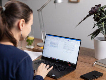 Person, sitzend vor Laptop