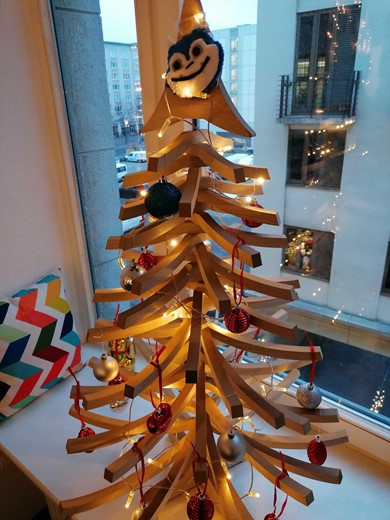 Bild eines unserer nachhaltigen Projecter Weihnachtsbaumalternativen aus Holz