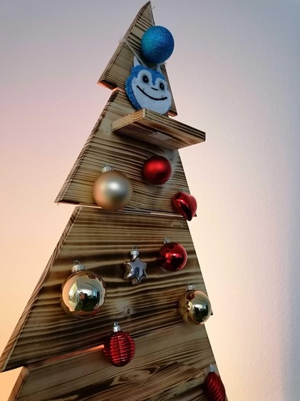 Bild eines unserer nachhaltigen Projecter Weihnachtsbaumalternativen aus Holz
