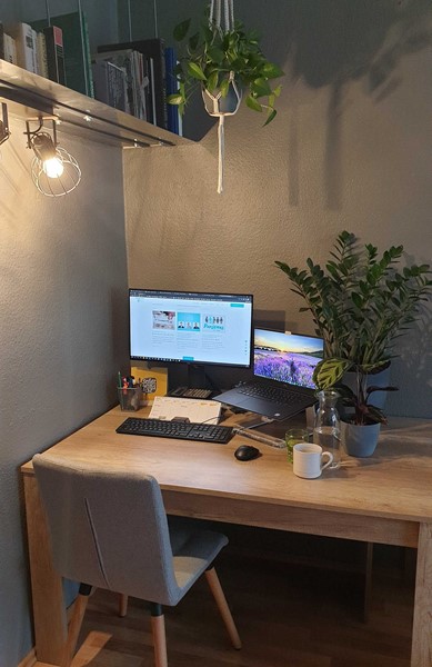 Projecter Einstieg Home Office am Schreibtisch