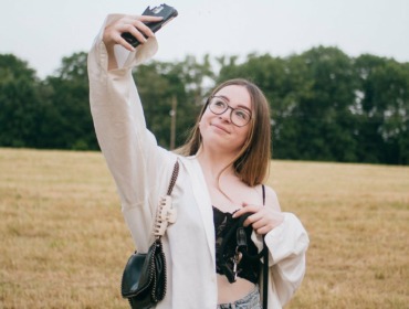 Frau macht Selfie mit Handy